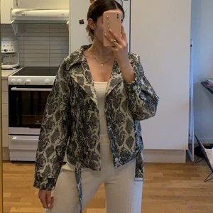 Ball bikerjacka i ormmönster, 100kr!   - Bikerjacka från Zara i storlek S, jättefint skick. 100kr! 