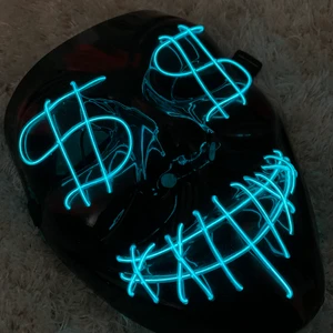 Halloweenmask - Halloweenmask med inspiration från purgefilmerna. Tre olika lägen, batterier medföljer ej. endast använd 1 gång, justerbart band, perfekt till halloween💙