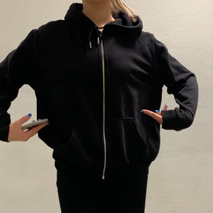 Svart zipphoodie - Säljer denna jättefina tröja❤️❤️Den är lite oversized