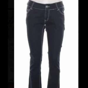 lågmidjade jeans - as snygga lågmidjade jeans köpt på sellpy, skriv privat för bilder😍