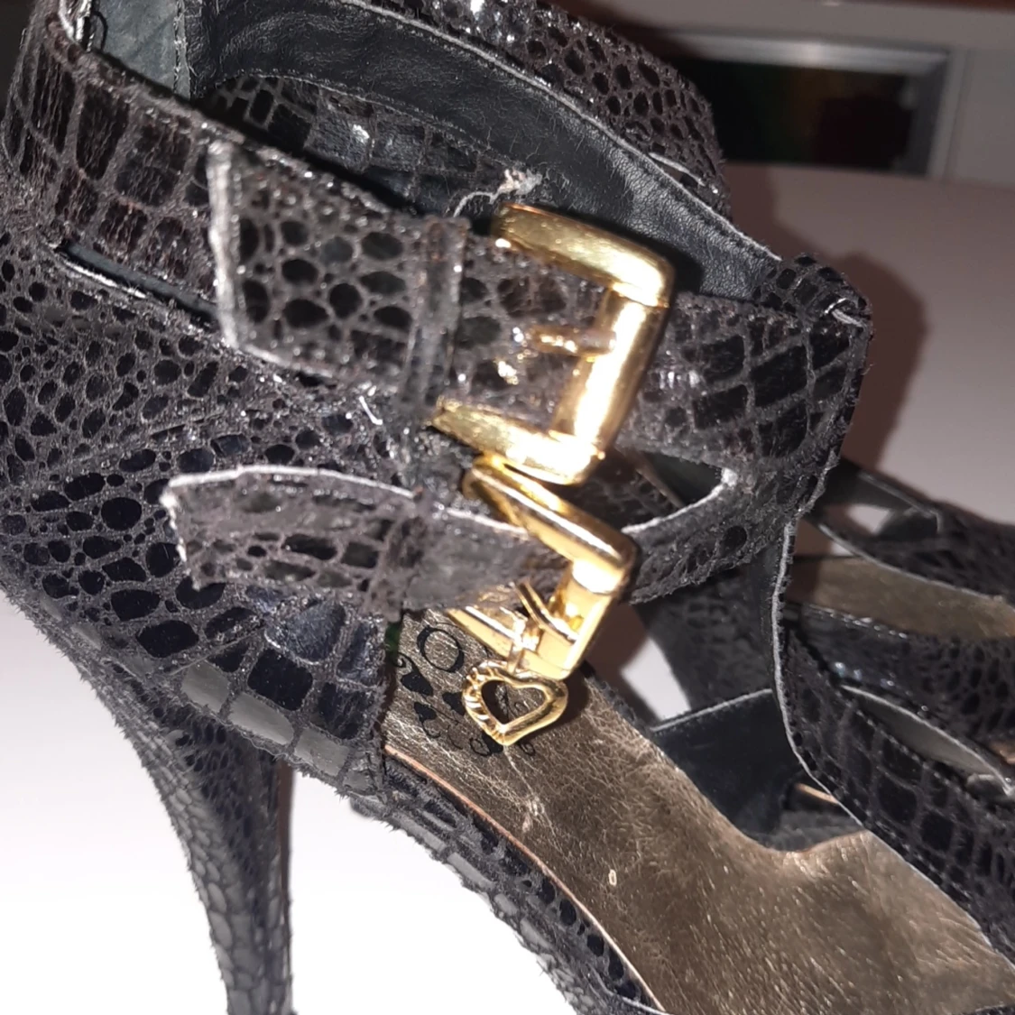 Högklackade skor märke tiamo - 90