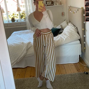 Monki byxor  - Härliga byxor från Monki i storlek 38🤎 Culotte så lite kortare modell (jag är ca 1.67 cm☺️). Använda fåtal gånger så i fint skick!
