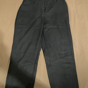 Kostym byxor strl 40 - Fina mörkblåa kostym byxor från Kappahl, bekväma att ha på, använda 1 gång