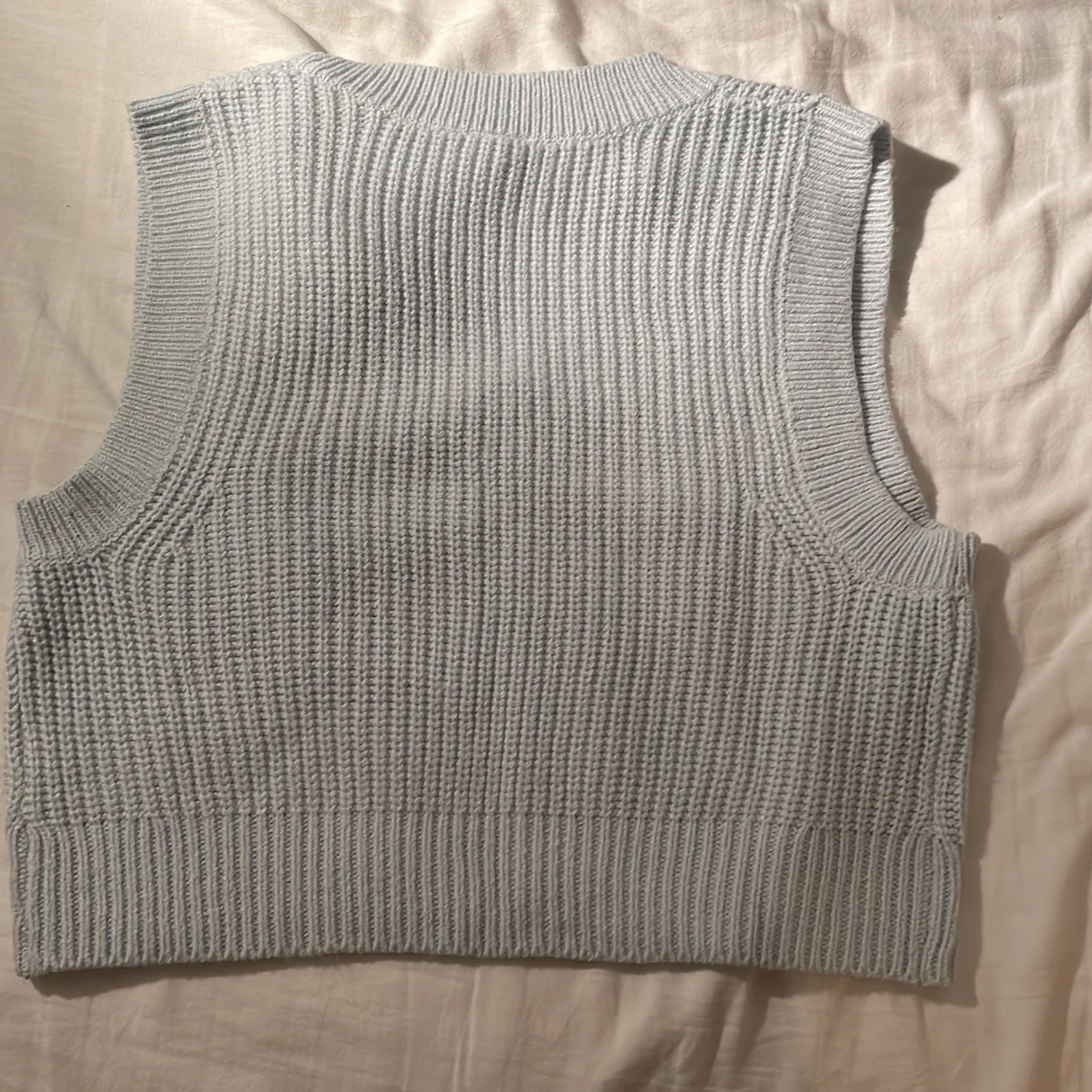 Ljusblå stickad väst - 90