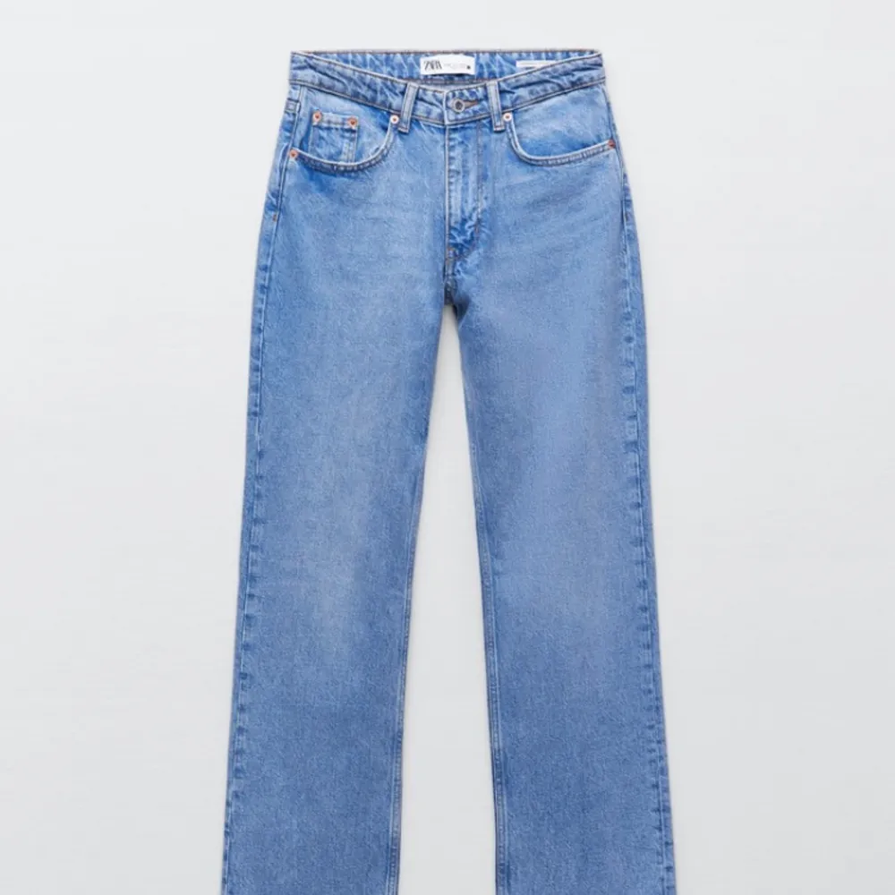 Jättefina midwaist jeans från Zara som jag säljer pga att det inte är min stil ❤️‍🔥❤️‍🔥 De är helt nya och har fortfarande kvar alla lappar. Jeans & Byxor.