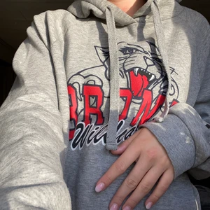 Gina tricot hoodie  - En grå hoodie från Gina Tricot.