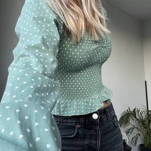 H&M topp - Säljer denna jätte fina topp/blus från H&M! Den är otroligt skön och sitter som en smäck, är använd endast 1-2 ggr och är i nyskick. Köparen står för frakt 💚 