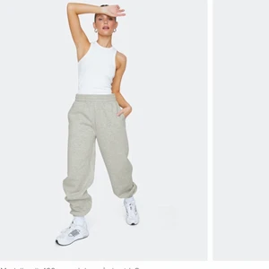 Mega oversized joggers - Oversized mjukisbyxor, ljusgrå. Väldigt mjuka och varma, perfekt inför vintern. Säljer då de inte kommer till användning. Storlek M. Frakt 66kr.