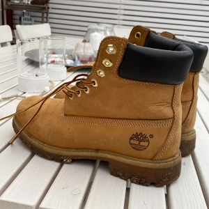 Timberlands  - Säljer nu mina timbs för dom ej kommer till användning. Använda två vintar och ser lite härdade ut. Köparen står för frakt