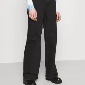 svarta jeans från weekday - snygga flared jeans i modellen ”ACE”😍 Säljer pga förkorta för mig! Skriv privat för fler frågor och frakten betalas av köparen. 😊