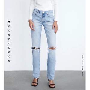 Säljer dessa skitfina lågmifjade jeans från zara i storlek 36 men dom är för stora för mig