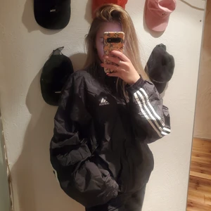 Adidas windbreaker - Skitfet windbreaker från 90talet. Köpt second hand i USA. Lätt fodrad och passar bra med en hoodie eller liknande nu till hösten.