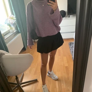 stickad tröja - säljer denna ljuslila stickade tröjan från mango! så fin med liten polokrage. så fin och endast testad! köparen står för frakt 💕 säljer även kjolen i separat annons‼️