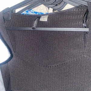 Säljer - Min svarta klänning från H&M använt bara 1 gng är helt ny stor xxs ser skit sexig ute köpt för 150kr säljer för 50kr 