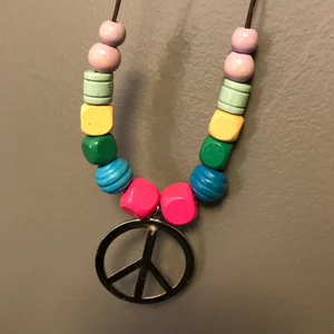 Peace halsband - Peace halsband där hänget har en diameter på 4.4cm. Vill du ha detta utförande eller ett helt annat, så bara säga till så kan jag eller du själv kombinera ditt eget halsband. 