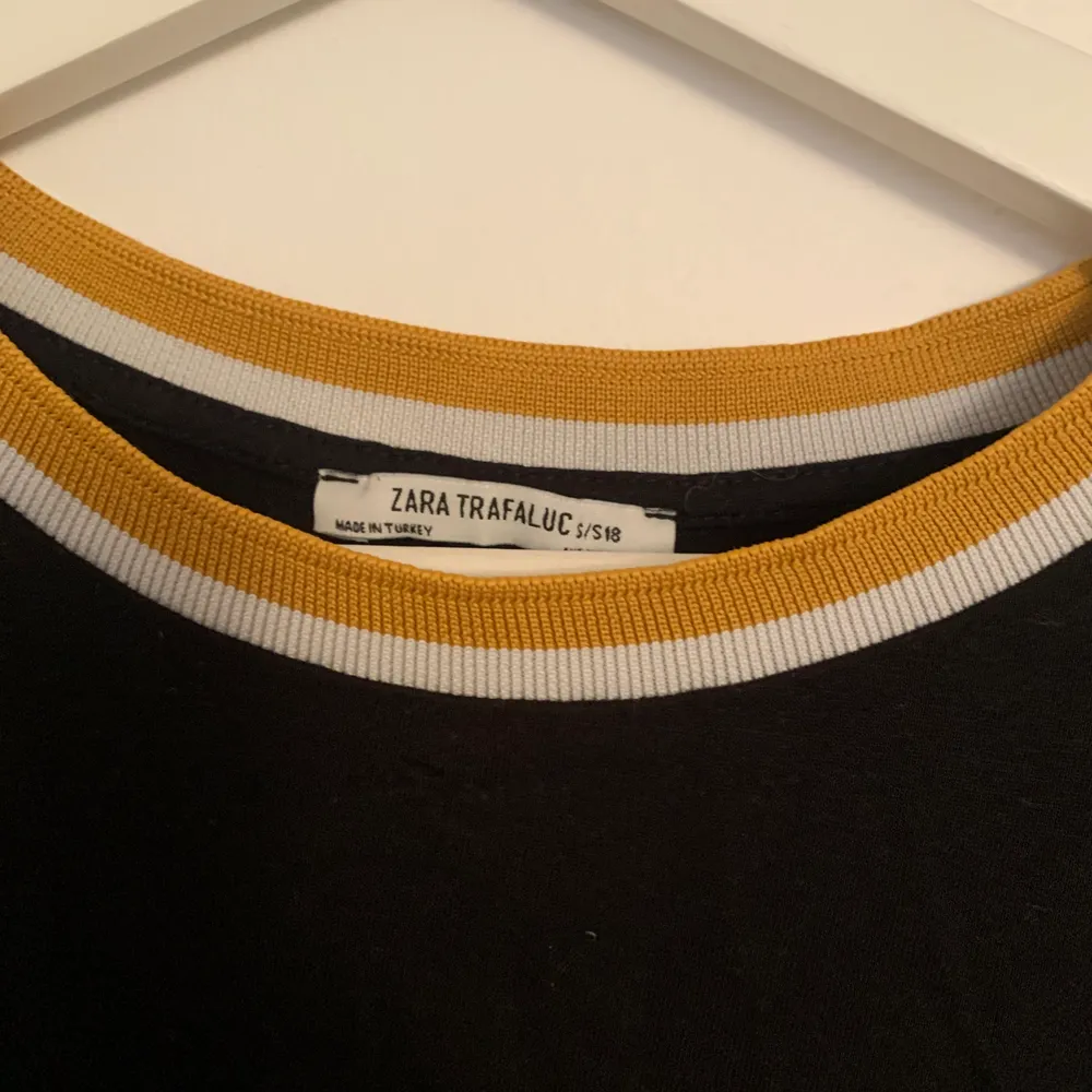Svart T-shirt med vit och gul krage. Storlek S från Zara i fint skick. . T-shirts.