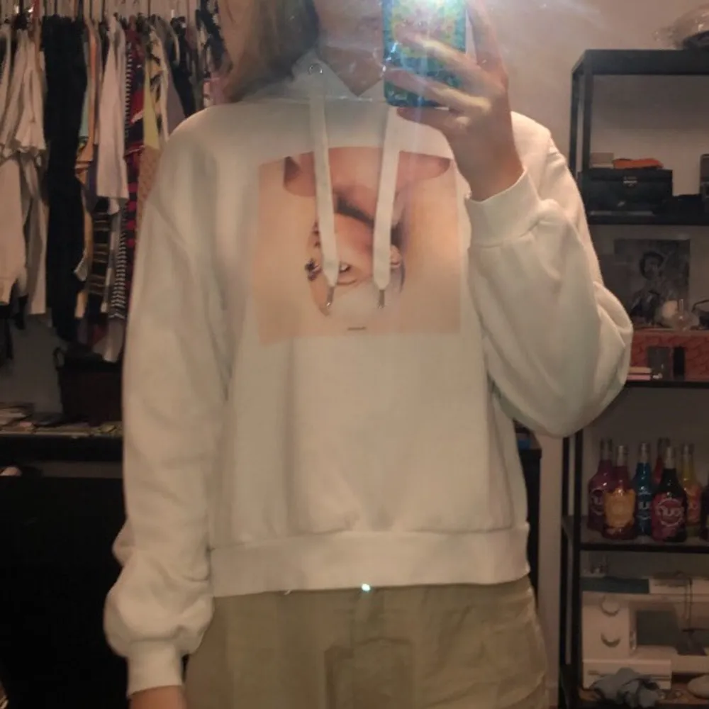 Jättefin Ariana Grande hoodie! Använd fåtal gånger💫🌟🥰. Hoodies.