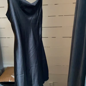 Svart satinklänning - Säljer denna otroligt fina satinklänningen💛✨ Den har inte kommit till mycket användning i min garderob, därav säljer jag den 💗 Skicka ett privat meddelande till mig om du är intresserad av att köpa☺️