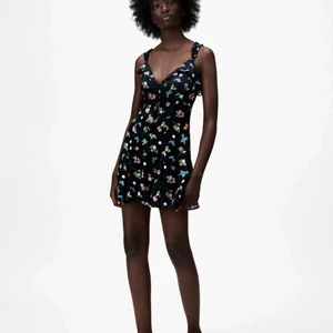 Zara klänning - Storlek S. Slutsåld i deras sortiment. Knappt använd, mitt pris: 120kr ❤️ ordinariepris: 260kr