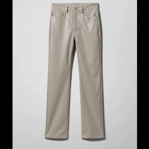 Grå PU byxor! - Grå PU byxor från Weekday med raka ben! Aldrig använda, prislappen är kvar! Ganska små i storleken, så mer som en 36. 