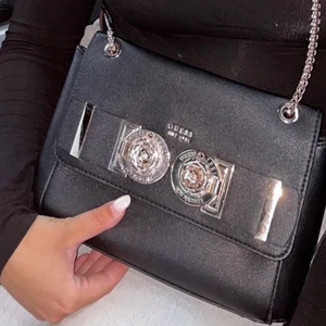 Guess väska - Säljer min fina Guess väska, med silver band. Hel och som ny. 