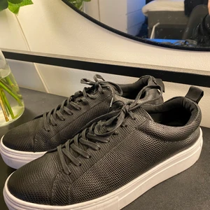 Vagabond skor  - Vagabond sneakers damskor som är använda endast inomhus då dom är testade! Alltså är dom i otroligt bra skick.   Storlek 39.  Jag köpte dom för 1.200 på Åhléns men har inte kommit till användning då jag har massa andra skor. 