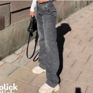 Zaras 90s full lenght jeans som inte finns kvar på hemsidan⚡️❤️ Båda bilderna är lånade skriv om du är intreserad eller om du vill ha fler bilder!⭐️ Kan mötas upp, 60kr frakt❤️
