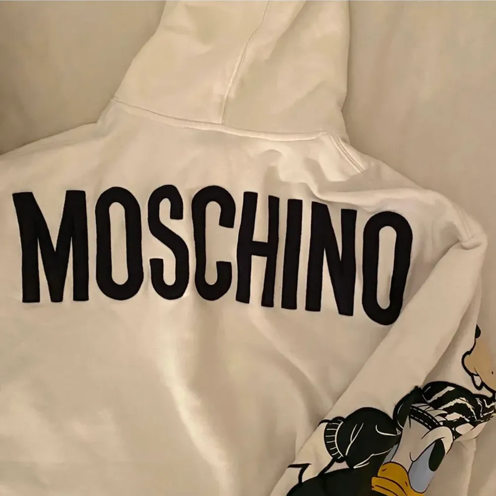 En hoodie från H&Ms collection med Moschino. Verkligen as snygg! Storleken är M men passar mig som brukar ha XS/S jätte bra oversized, kostar cirka 1000-1500 ny. . Hoodies.