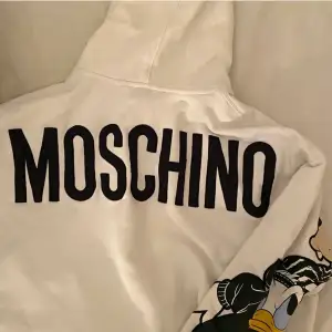 En hoodie från H&Ms collection med Moschino. Verkligen as snygg! Storleken är M men passar mig som brukar ha XS/S jätte bra oversized, kostar cirka 1000-1500 ny. 