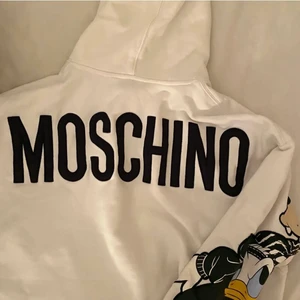 Moschino x H&M hoodie - En hoodie från H&Ms collection med Moschino. Verkligen as snygg! Storleken är M men passar mig som brukar ha XS/S jätte bra oversized, kostar cirka 1000-1500 ny. 