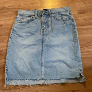 Helt oanvänd jeans kjol. Säljer den då den aldrig kommer till användning. Super fin att ha till sommaren. 