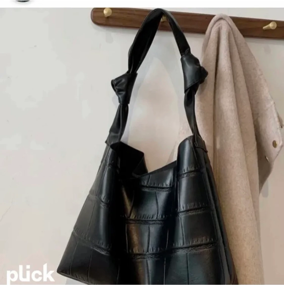 Svart väska i kronodilmönster