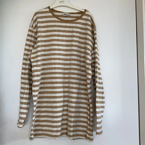 Tröja  - Gul/brun randig långärmad tröja i ett lite tjockare material. 