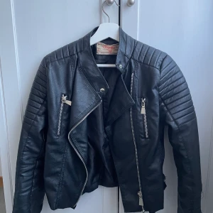 Skinnjacka Chiquelle - Skinnjacka i nyskick! Fin passform och passar till det mesta, kan användas både till vardags och lite finare tillfällen. Allt fungerar som det ska! Säljer då jag har en likadan i en storlek mindre. Nypris 700kr