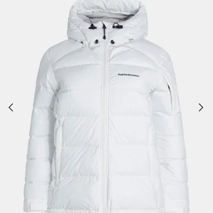 Peakperformance vinterjacka - Vit vinterjacka ifrån märket peakperformance, köpte för ett år sedan, original pris 4000kr ny pris 1500kr
