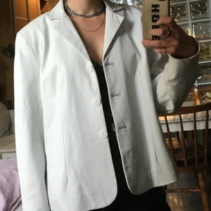 Vit skinnjacka  - Vit jacka i skinnimitation. Perfekt till hösten. Jag är 162 och den sitter perfekt på mig. Kanske strl 36-38. Riktigt clean skurning och säljes pga garderobsrebsning. 