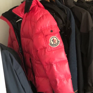 Monclerjacka - Kikar intresset på min rosa moncler i en jättehärlig färg. Köpt på vestaire collective. Har luva. Skulle också kunna tänka mig att byta mot en annan jacka, pris kan diskuteras vid snabb affär
