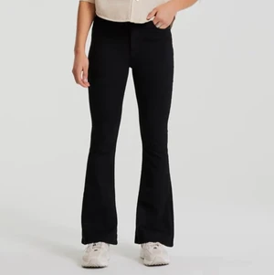 Bootcut jeans från Gina Tricot  - Säljer ett par jätte fina bootcut jeans från Gina Tricot då jag har vuxit ur de och de är alldeles för små, de är i jätte fint skick och är nästan aldrig använda✨ det är långa i benen  och ”små” i midjan om man är det, jag var ca 167-170 när jag använde dem💖 (DET ÄR LÅNADE BILDER FRÅN GINA DÅ JAG INTE KAN HA DEM) skriv om ni vill ha fler bilder🥰 OBS KÖPAREN STÅR FÖR FRAKT 