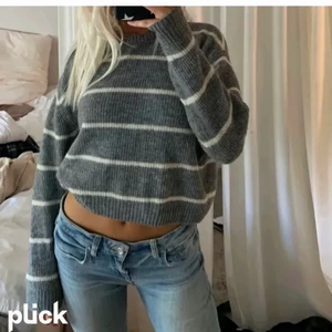 Stickad tröja  - Jätte fin stickad tröja i xs. Sticks inte alls när man har den på sig. Bilden är lånad. Men om du är intresserad och vill att jag skickar fler bilder, kom privat🥰