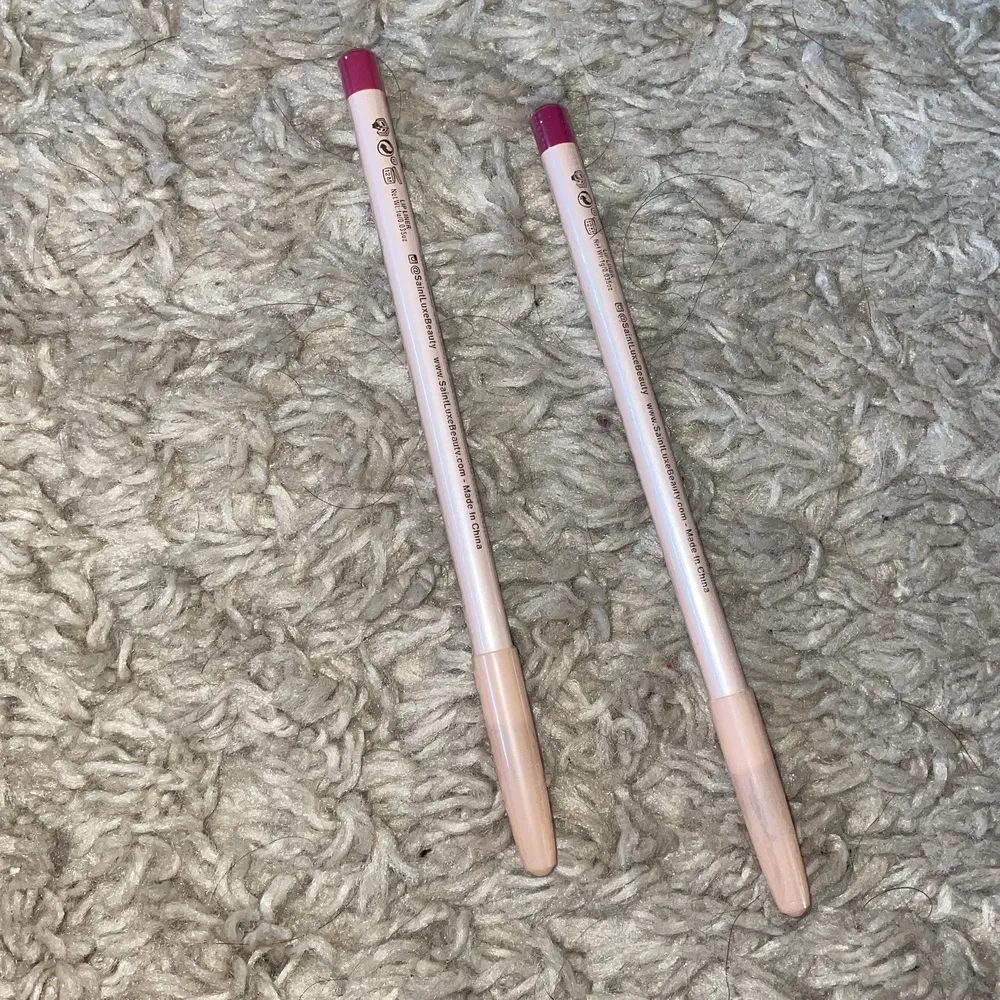Säljer en kartong med 2 stycken lip liners i fina färger🥰 Båda är helt oandvända och plasten runt pennorna sitter kvar👍 Dom är i färgerna Pink magnolia och Spring rose.. Skönhet.