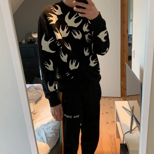 Alexander McQueen Swallow sweatshirt - Size M  - En mycket fin sweatshirt i storlek M. Sparsamt använd. Gratis frakt! 