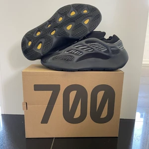 Yeezy 700 boost V3 alvah - Skick 10/10 helt nya, storlek 42 2/3, skriv för fler bilder🖤 billigare vid snabb affär