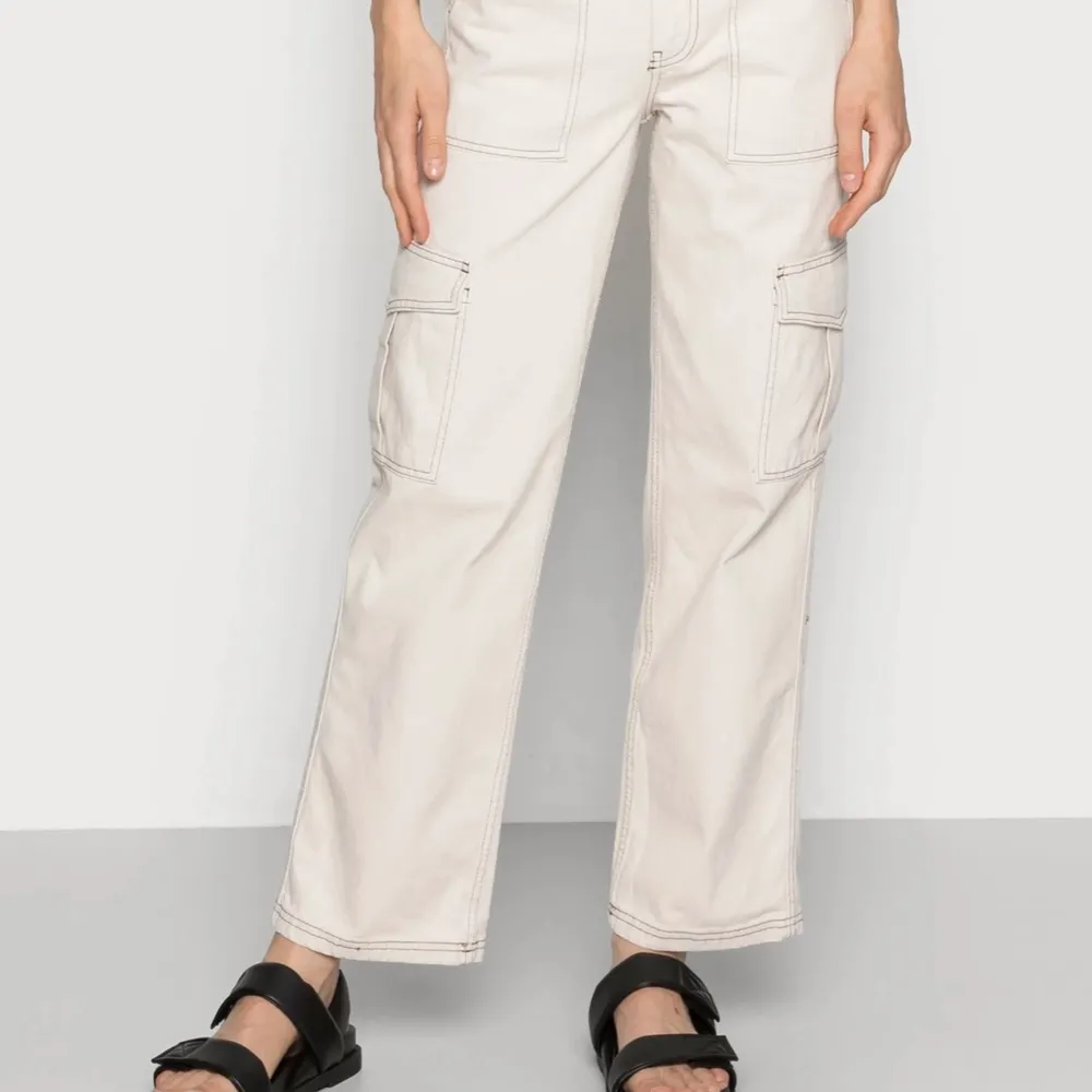 Jättefina vita snickarbyxor till sommaren✨ helt oanvända✨Säljer dem nu då de aldrig kommit till användning. Längden på byxorna är 32 och strl runt midjan 24💞. Jeans & Byxor.