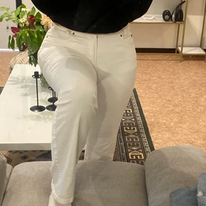Vita jeans - Säljer dessa superfina raka jeansen. Köpte den för jääääätte länge sedan men kom inte till användning förens förra sommaren. Nu sitter dem inte riktigt hur jag vill. Jag har i vanliga fall 38 i jeans och dessa är stl 40. Dem är även lågmidjade. 