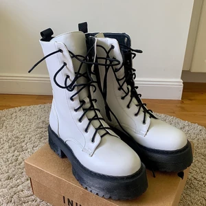 Vita bootz  - Vita asballa de Martens liknande bootz från Na-Kd. Helt oanvända strl 37 men väldigt stora i storleken så passar både 38/39! Skitsnyggt till klänning eller kjol i sommar🤍