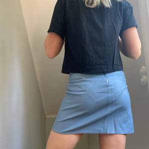 Ljusblå kjol ifrån Zara i storlek small. Använd ett fåtal gånger så i mycket fint skick. Köparen står för frakten!🤩
