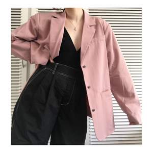 Jättefin kavaj/blazer från NA-KD, alldeles för stor på mig, och alldeles för stor för att vara storlek 36. (dock fin även som oversized, kanske är den gjord så) 🌸🐷 Oanvänd, endast provad! Sista bilderna har dåligt ljus, den är garanterad rosa. ✨ Möts upp i Malmö eller skickar, du står för frakt!