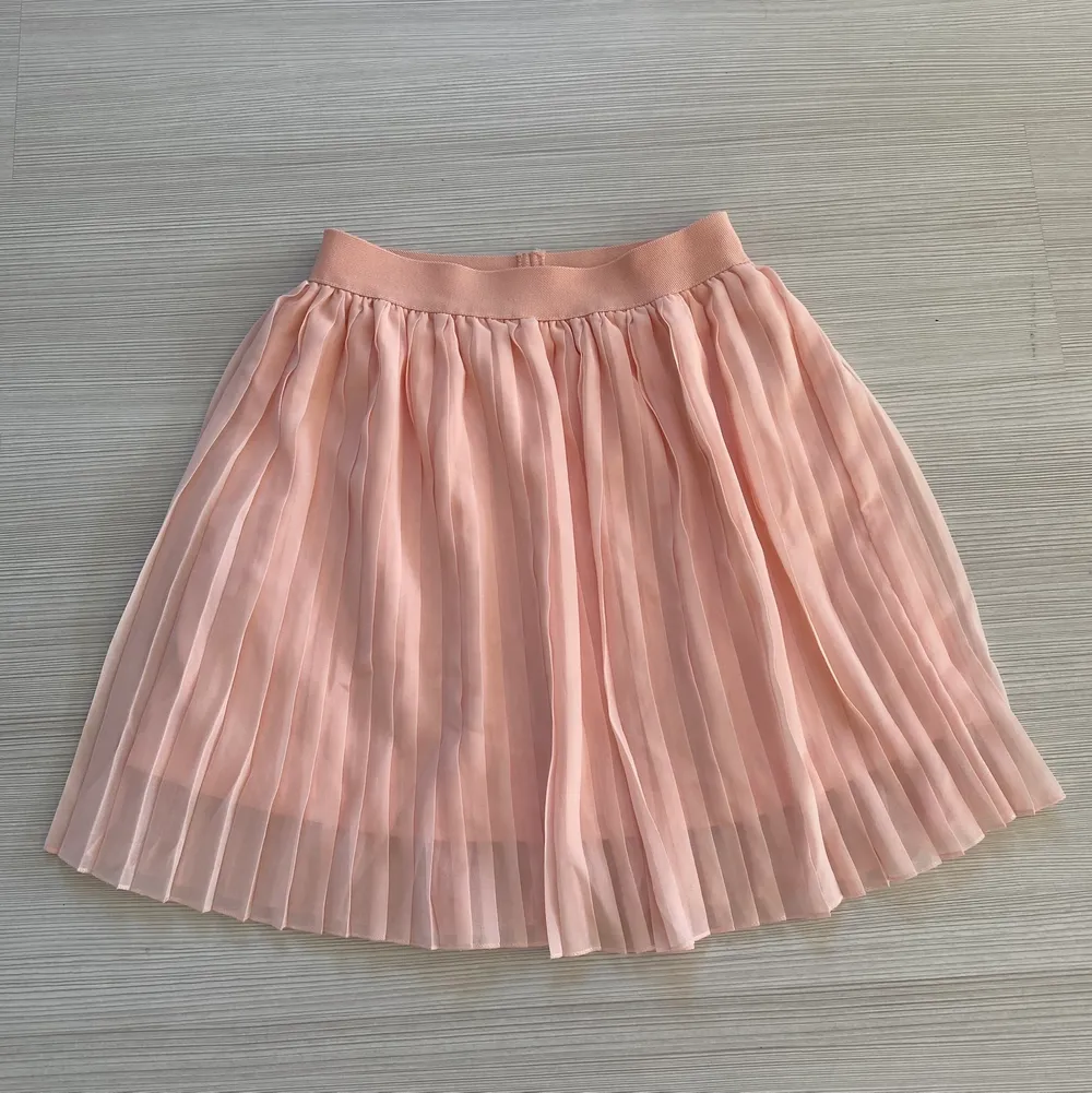 En superfin ljusrosa plisserad kjol från NAKD i storlek S. Endast använd ett fåtal gånger. Köpt för 249kr. Köparen står för frakten⚡️🌸. Kjolar.