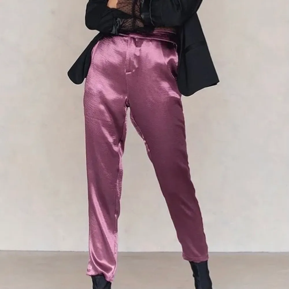 Metallic kostymbyxor från Hannalicious kollektion för NAKD i lila/rosa färg. Passar XS/S💖 . Jeans & Byxor.