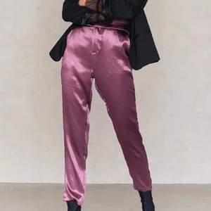 Metallic kostymbyxor från Hannalicious kollektion för NAKD i lila/rosa färg. Passar XS/S💖 